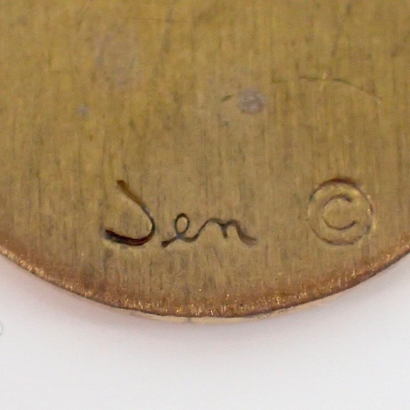 Vintage Gold tone D1 225 Service Pin by Jen with 2 Diamond Chips 3.94 grams - Picture 3 of 4